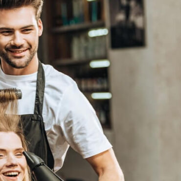 En Espagne, un coiffeur utilise le feu pour couper les cheveux de ses clients