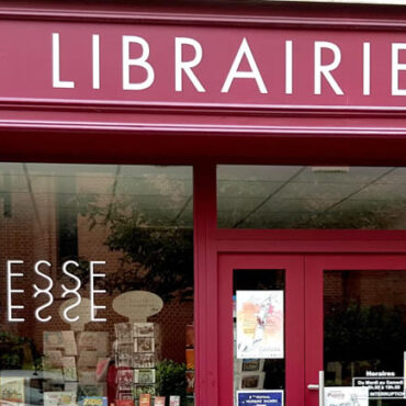 En France, une librairie attire les curieux avec une machine à livres surprises