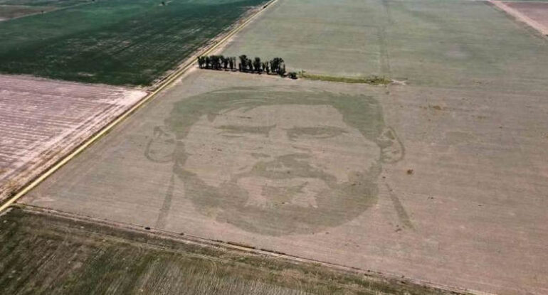 En Argentine, un agriculteur rend hommage à Lionel Messi avec un portrait géant en maïs