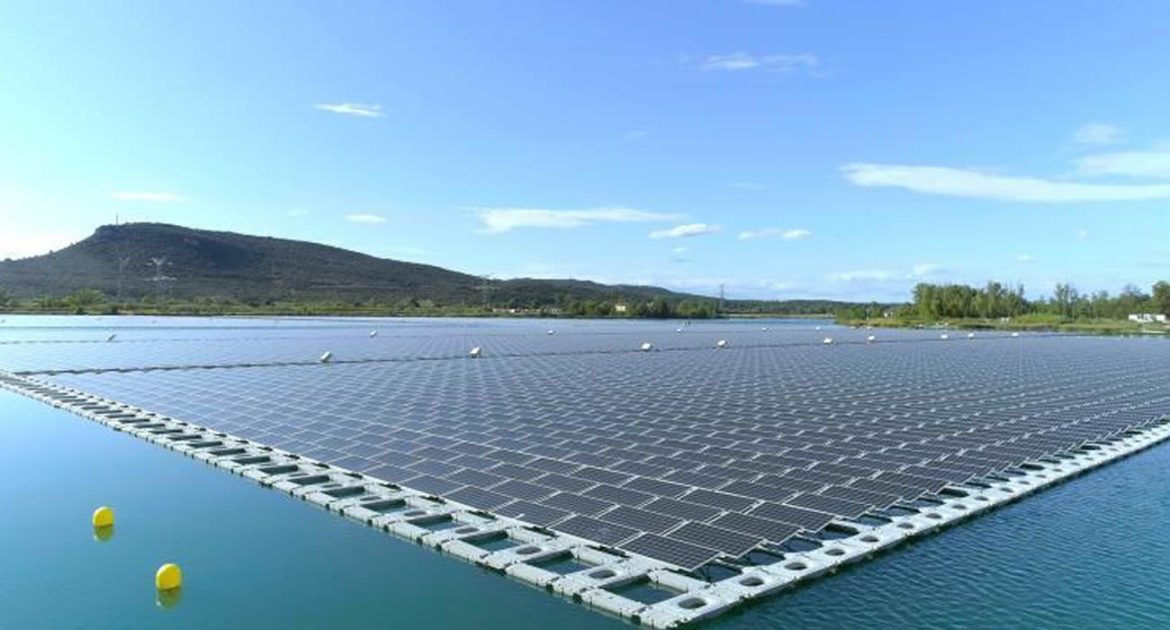 En Belgique, des panneaux solaires flottants sur les lacs pour une énergie durable