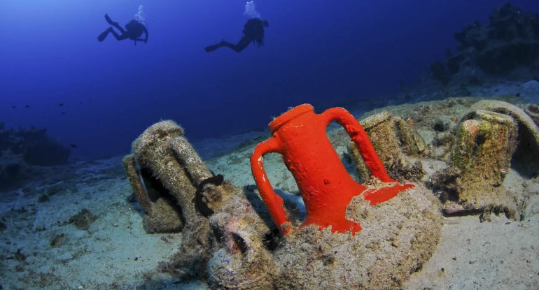 En Espagne, un parc d'attractions sous-marin offre des plongées parmi des monuments engloutis