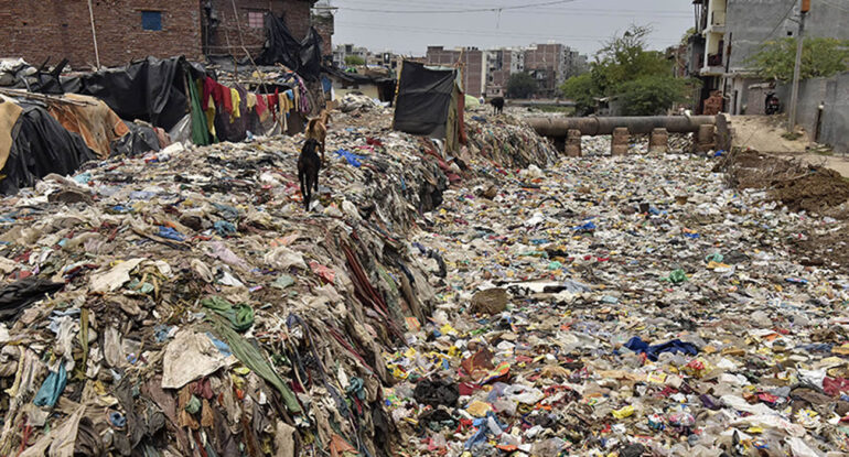 En Inde, une maison construite à partir de bouteilles en plastique devient un symbole écologique