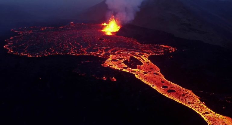 En Islande, des chaussures faites de roche volcanique révolutionnent la mode éco-responsable