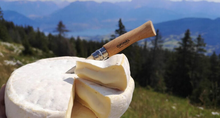 En Suisse, un championnat de lancer de fromage attire des participants du monde entier