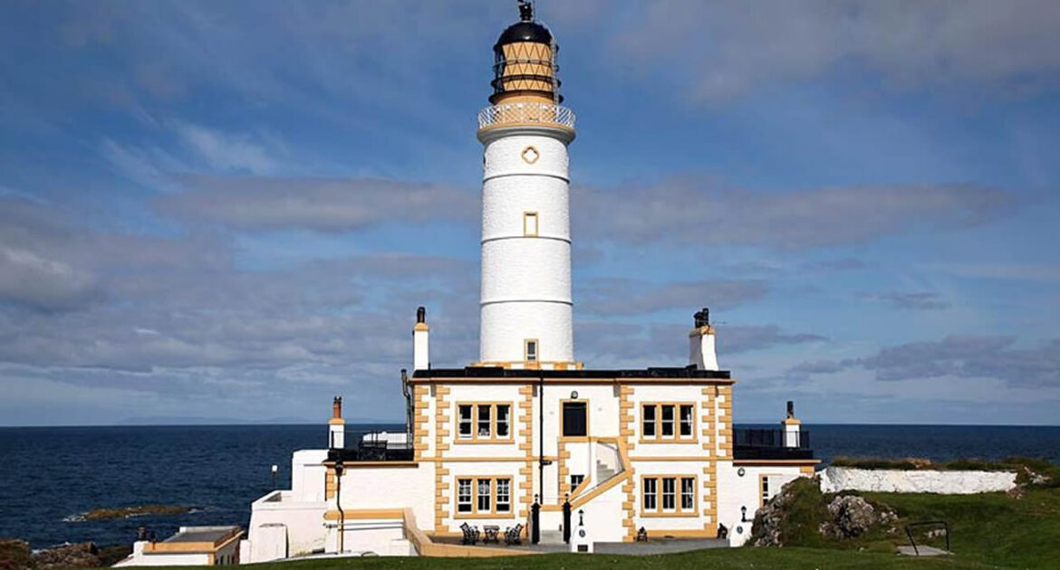 Un phare islandais transformé en chambre d'hôtel luxueuse