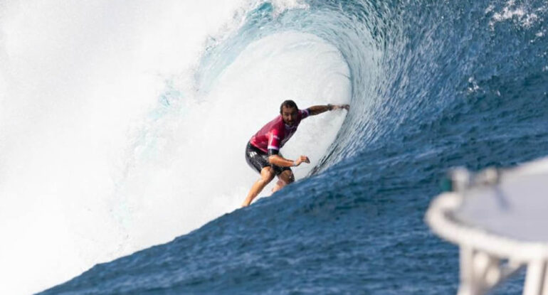 Un surfeur de 20 ans survit à une chute spectaculaire sur une vague géante à Hawaï