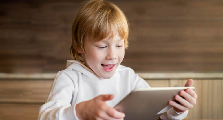 Un enfant pirate une tablette éducative et diffuse un dessin animé en classe