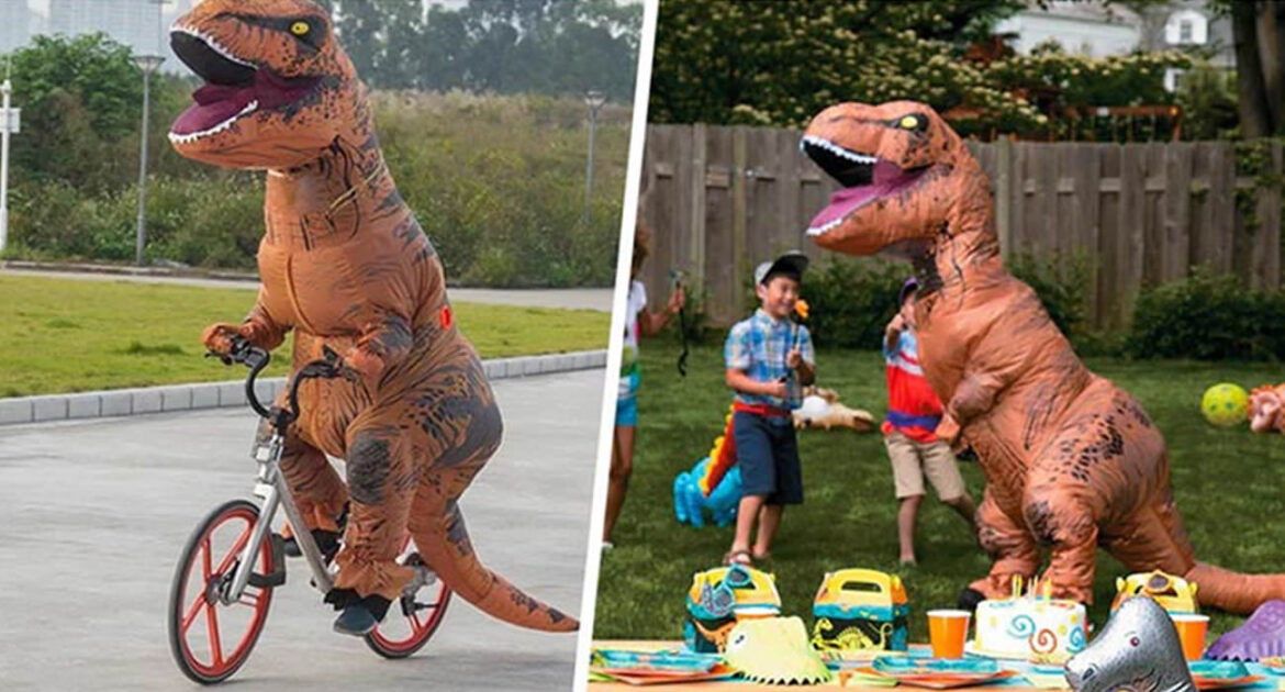 Un homme traverse la ville en trottinette… déguisé en dinosaure !